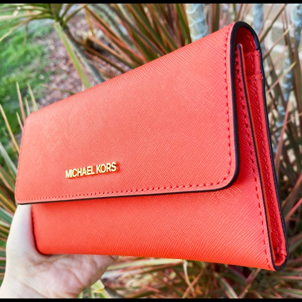 SALE‼️‼️ 👜💕- Michel Kors Large trifold Wallet - Picture 2 of 4